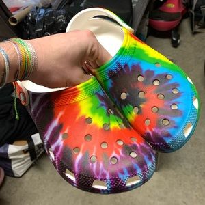 Crocs Classic Clog ‘Tie Dye’ Multicolor Rainbow Size 9M / 11W